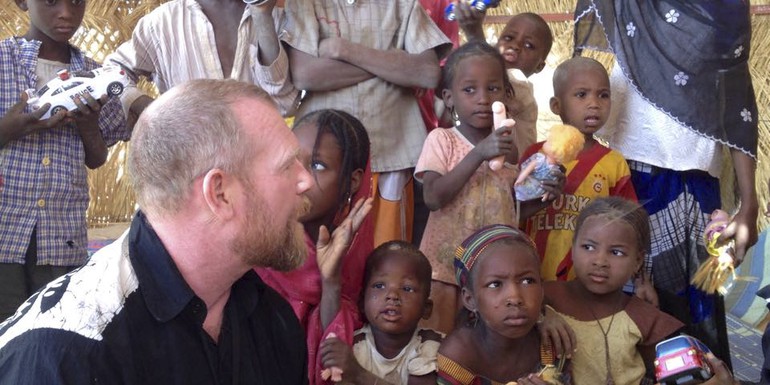 Sida Erik Våberg visits Save the Children project at IDP camp in Niger .jpg